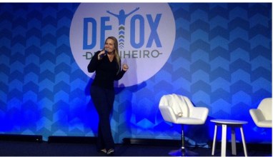 Laura Poltosi no palco do evento Detox do Dinheiro.