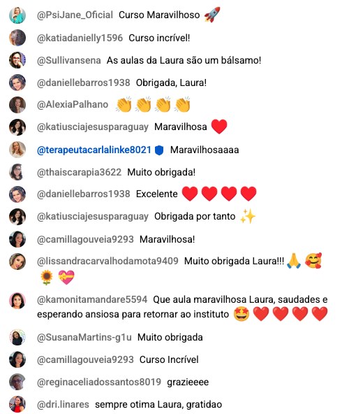 Mural com dezenas de comentários de alunas durante a aula ao vivo.